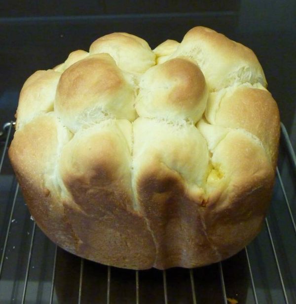 步驟1將所有材料放入攪拌盆中酵母方入酵母盒中開始運作