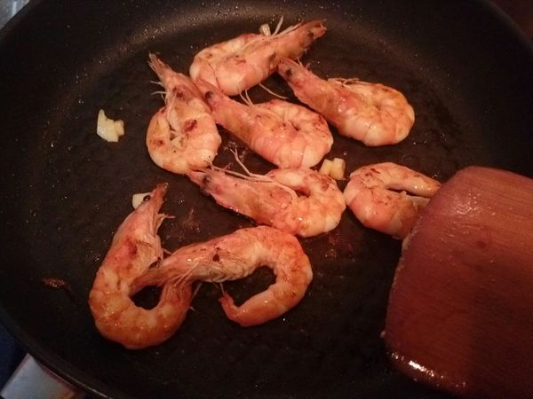 同一鍋子再加點油爆香蒜頭後，放入剝好的蝦子兩面煎至金黃色夾起來備用