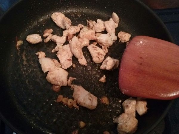 再用同一鍋子炒一下剛剛跑過活水的雞胸肉，炒到金黃金黃的就可以盛到旁邊備用