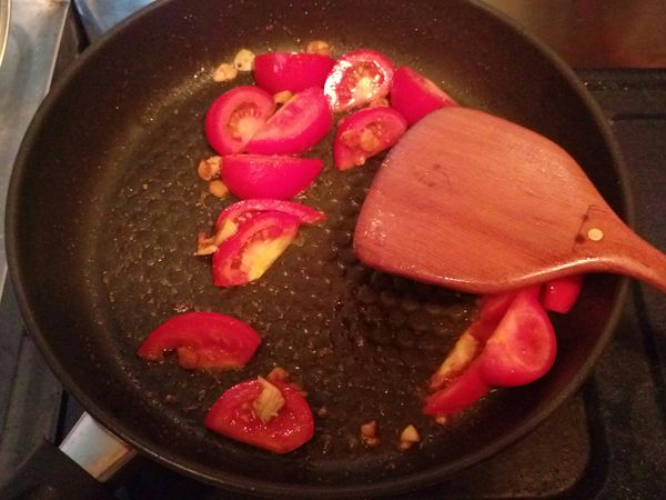 同一鍋倒入一些油，炒一下番茄，讓營養跑出來