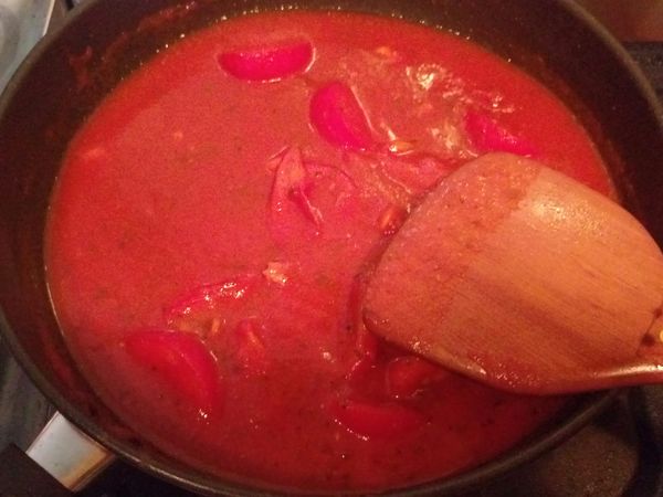 炒過番茄後，不要盛起來，倒入Prego義大利麵醬半瓶(可以依照已經口味增減)，並且依照自己的口味加入水及糖(因為我很怕酸，所以有加糖)，調整成自己喜歡的濃度跟口味後，倒入剛剛炒過的雞胸肉拌煮一下