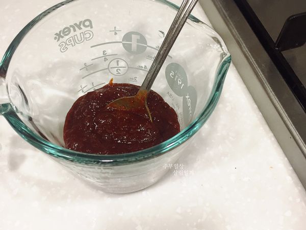 炒醬
韓國辣椒醬 4大匙 韓國辣椒粉 3大匙
糖 3大匙 醬油 4大匙 味淋 4大匙 蒜泥 4大匙

*依個人喜好可全部1：1：1：1：1
自由調整