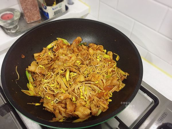 大火炒至肉片熟後 再加入蔥即可

依個人嗜好可加入洋蔥 菇類 辣椒等等