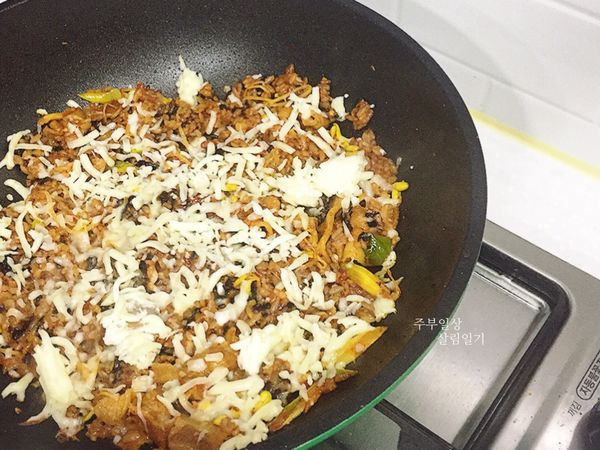 最後撒上起司絲 悶1分鐘即可