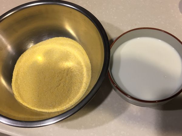 將牛奶加入粗玉米粉中拌勻