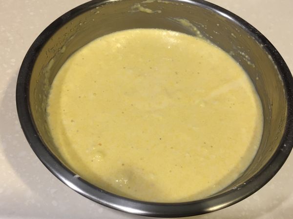 將麵糊倒入烤模中，桌面上敲幾下，除去泡沫。
以200C烘烤30-35分鐘，至表面呈現金黃色，略帶焦色即可。