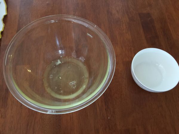 砂糖分次加入蛋白打成蛋白霜