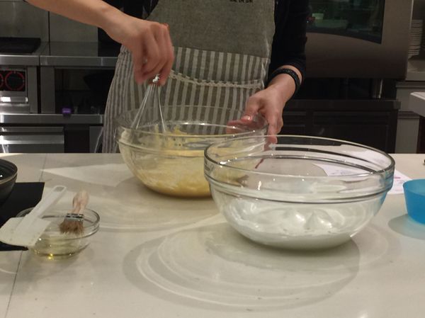 蛋白霜分次加入蛋黃麵糊混合