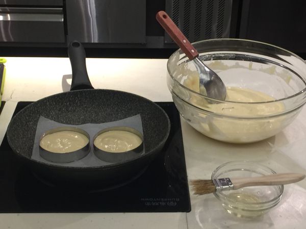 平底鍋中放一張烤紙和烤模,倒入1/2高的麵糊，小火悶5分鐘至表面稍微凝固即可翻面