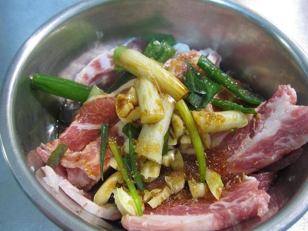 把所有調味料全部放進去即可。（PS：若是怕肉會太柴，可放1茶匙的太白粉或是1粒全蛋）