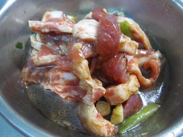 全部抓均即可，並靜置2分鐘讓豬肉入味。