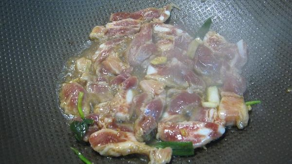 鍋內放少許油（約1大匙即可），用筷子把肉片夾出，並放入鍋內煎熟（約1分鐘）。（PS：醃汁勿倒掉喔～）