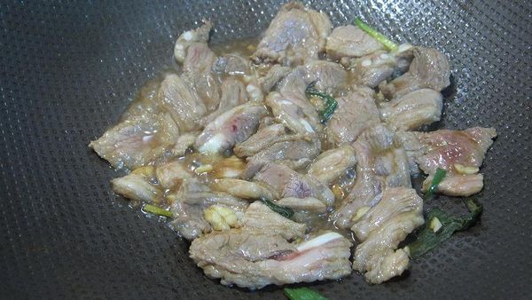 待下方的肉片呈乳白色時，即可翻面續煎另一面（約1分鐘）。