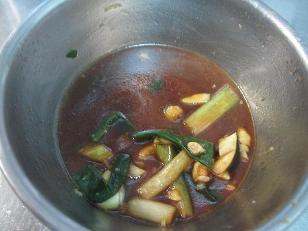 把放置在旁的醃汁倒入鍋內。