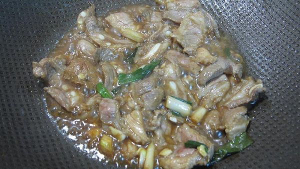 讓豬肉片吸付醃汁，並上下拌一下肉片，同時一併進行收汁的程序（約2分鐘）。