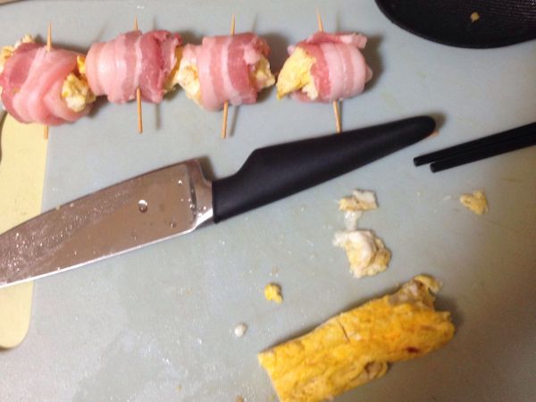 拿培根包起 以竹籤固定