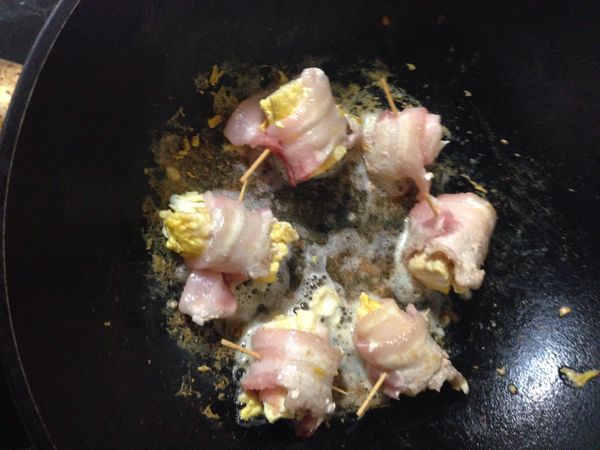 倒入少許油 培根熟且金黃 可起鍋