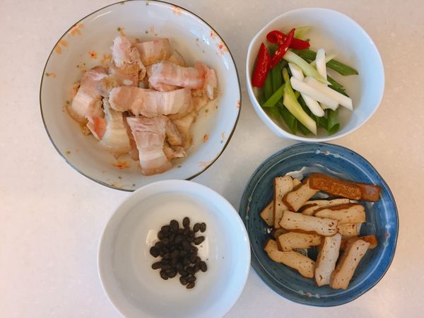 準備好所需食材，五花肉切片、豆乾切片、蔥及辣椒切斜段，乾豆鼓泡水