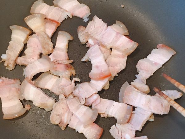 少許油，下五花肉煸炒至出油