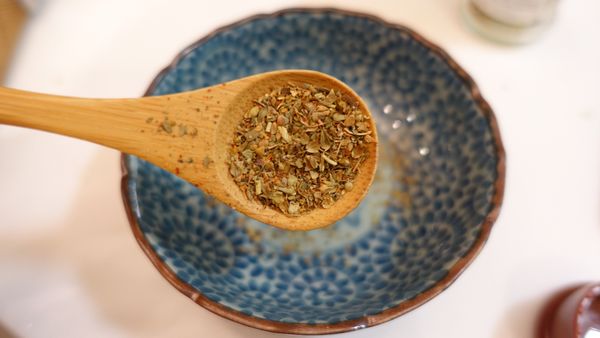 將所有調味料全部放入碗裡拌勻後備用。