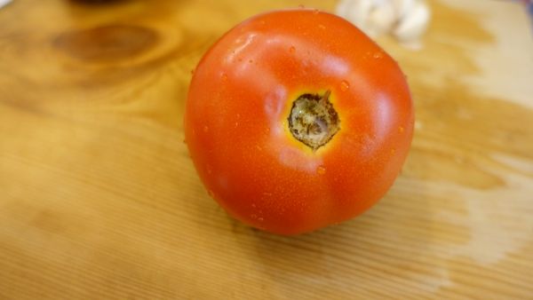 將牛蕃茄洗淨後去蒂頭切半。