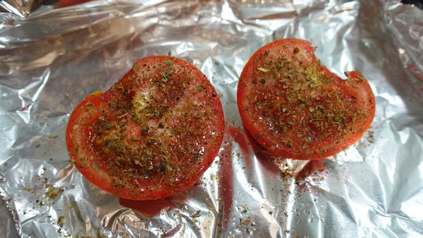 接著再均勻撒上步驟1所有香料調味料，再放入以130°C預熱好的烤箱，烤80~90分鐘，蕃茄外觀呈現皺皺即可取出。
(若蕃茄外觀還是呈現平滑狀，可再將烤箱溫度提高至140°C後再烤一下，但請隨時注意烤箱中的蕃茄喔！)