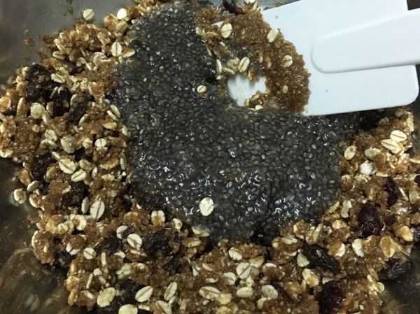 加入奇亞籽混合物拌勻