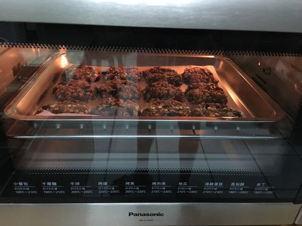 烤箱預熱190度烤25分