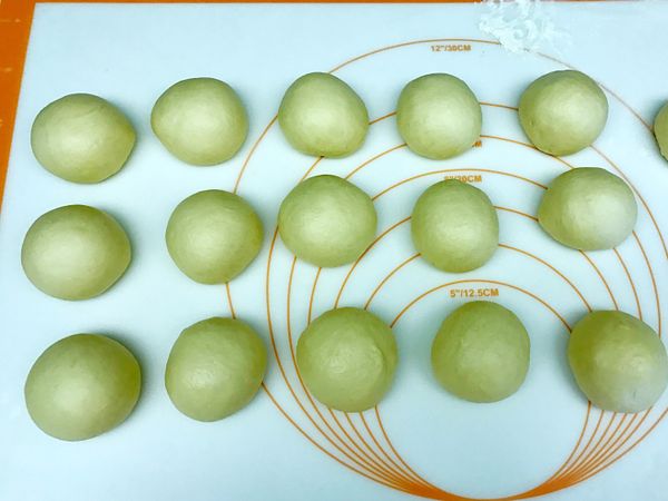 1. 將麵團至攪拌缸取出，滾圓整形，基本發酵15分鐘

2. 基本發酵後，進行麵團分割成15份，每顆約65-70g重，滾圓後再發酵鬆弛20分鐘