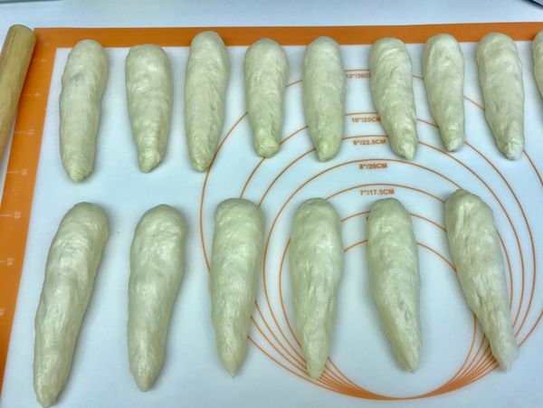 鬆弛完成後，將麵團搓成長水滴形