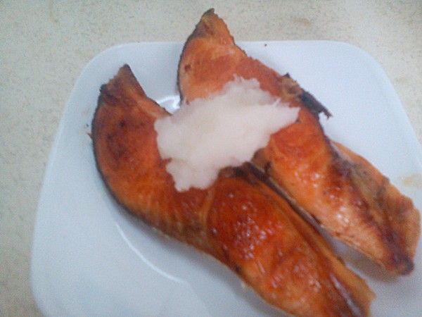 [三杯醋]的調味料混勻備用，白蘿蔔磨成泥稍微擠乾水份備用。