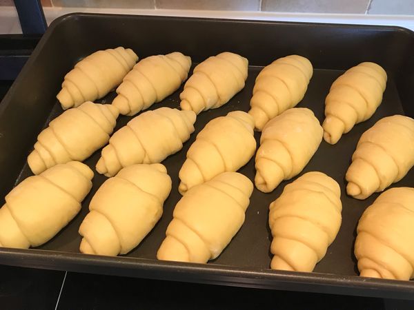 排列整齊後，進行最後發酵50分鐘，麵團約兩倍大即可