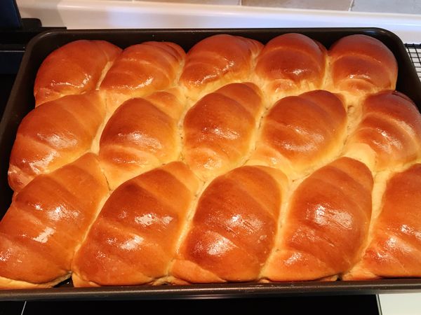 噹！噹！滿屋子的奶香味～～香噴噴出爐囉～
趁熱在上方刷上一層融化奶油，整盤就發光囉～
出爐後立刻移到鐵架上放涼，不要留在烤盤內，會濕軟