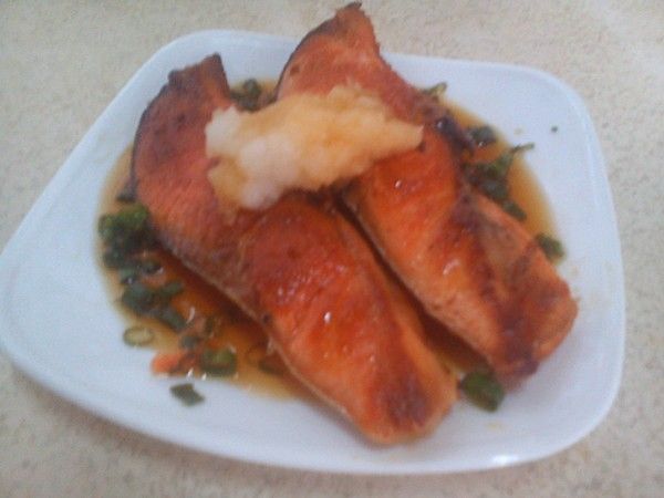 把蘿蔔泥放在煎好的鮭魚上面，最後再淋上[三杯醋]即可。