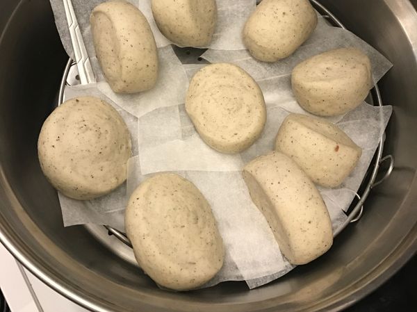 30分後開始長大 一杯水下去蒸 叉子是為了留小縫