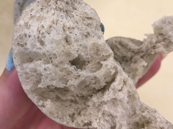 吃起來是鬆軟的口感怎麼感覺很像吐司哈哈，
按一下會立刻彈起的彈性！