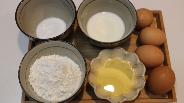 烤箱預熱180度，烤盤鋪上烤紙，蛋黃蛋白分開，麵粉過篩