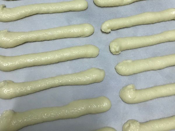 烤盤鋪烘焙紙 在烤盤上擠出約15公分長條狀