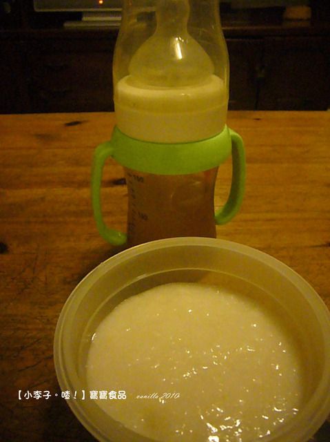 今天的副食品『水梨稀粥』2份和點心『水梨汁』

目前李子的飲食時間慢慢固定下來了

食物形狀方面：已經從泥狀轉成可以吃一點帶固體的食物