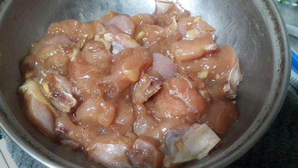 將帶骨雞胸肉切剁小塊，然後拌上所有醃料,按摩一下(抓醃)
送入冰箱冷藏至少醃製30分鐘以上或冷藏至隔夜入味