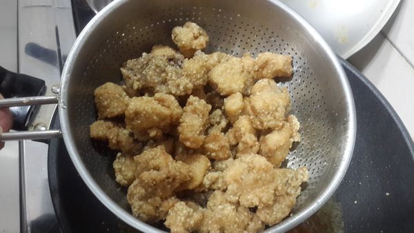 重新升高油溫，再放入雞塊回炸至外皮酥脆盛起
雞塊與蒜末,九層塔放入油鍋內約3-5秒馬上起鍋瀝油