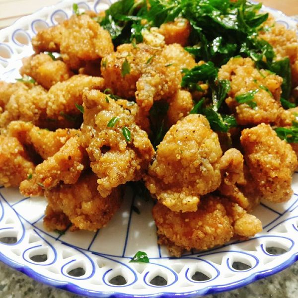 鹽酥雞的熱度能帶出辛香料的香氣，最後灑上胡椒鹽及七味粉就完成

鹹酥雞要分兩次油炸，第一次是將雞肉炸熟，第二次回炸是為了讓外皮更酥脆