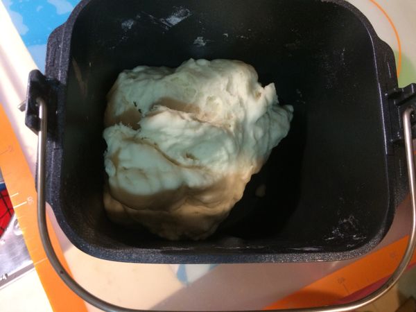 按順序把，水125cc+細糖20g+中筋麵粉250g+泡打粉2g+酵母粉3g
用麵包機打個十分鐘左右，然後放置三十分鐘