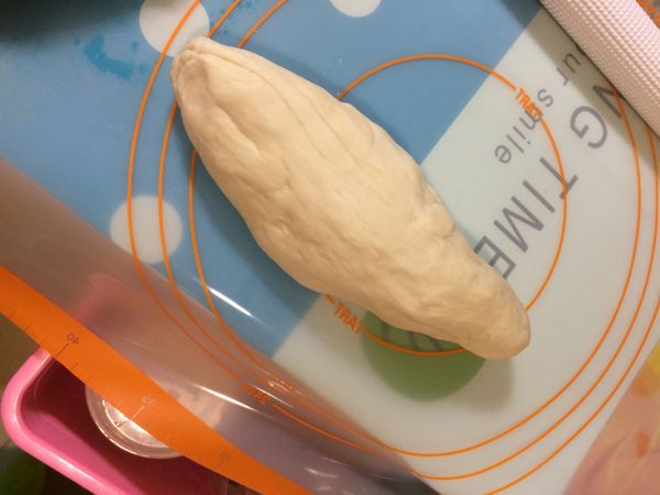 取出麵團，用手揉至麵團光滑