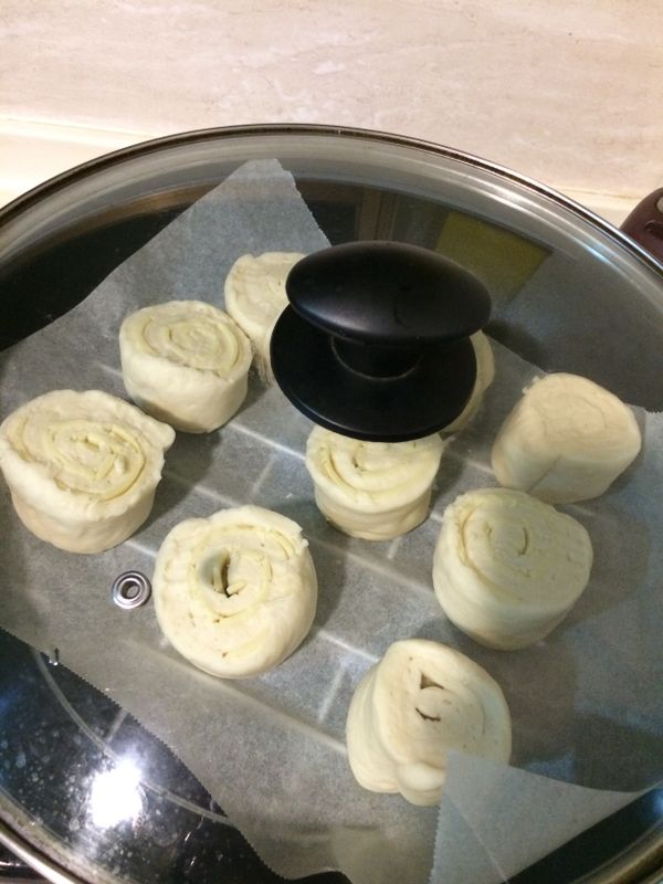 放到鍋子或是電鍋，先不要開火，蓋上蓋子放個二十分鐘左右