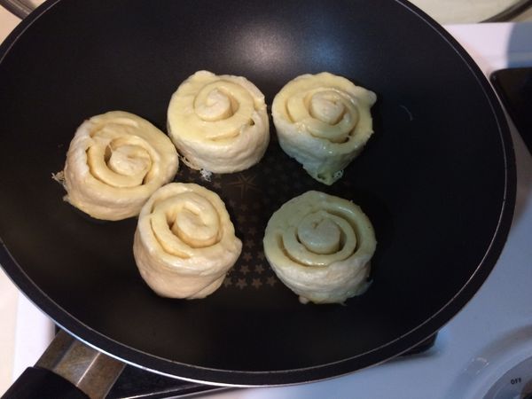 放入要蒸煮用的水，然後蒸十分鐘，用電鍋不用顧火，但可能蒸不了幾個