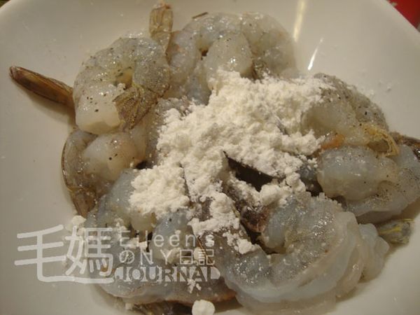 蝦仁去殼抽沙筋, 用[蝦醃料]抓勻醃5-10分鐘