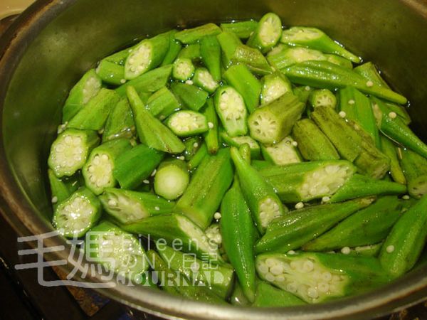 用一湯鍋煮滾水, 加少許鹽和油入滾水中, 加進秋葵川燙5秒, 瀝乾水份