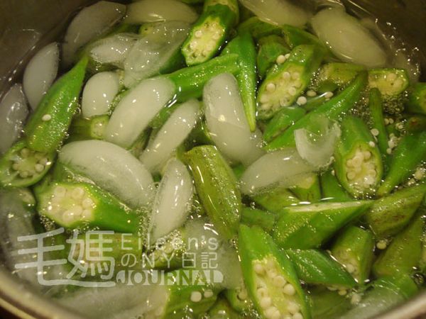 立刻放秋葵入冰塊水中冷確降溫, 瀝乾水份備用