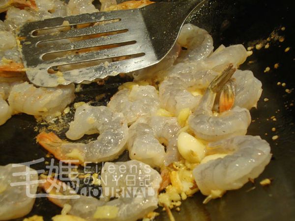 放入蝦仁大火快炒至熟